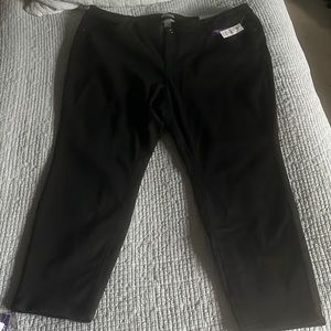 Women’s black 3X jegging.